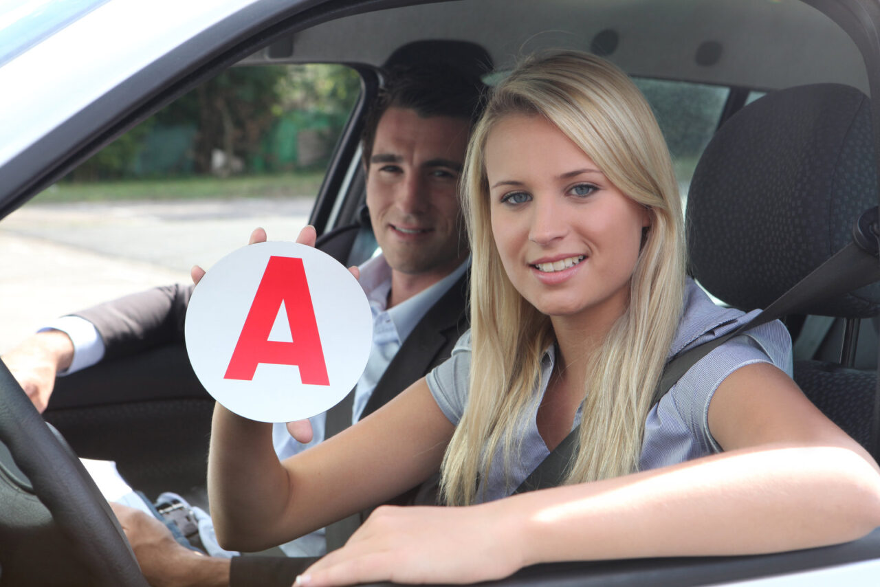 jeune conductrice avec un A : les limites de vitesse qu'elle doit respecter sont différentes d'un permis classique