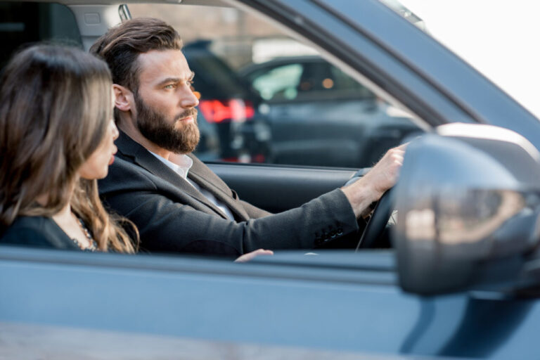 2 collègues se rendant au travail en covoiturage