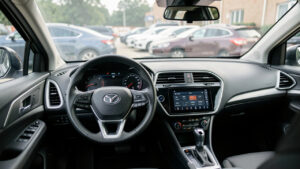 Vue intérieure d’une voiture d’auto-école, avec le tableau de bord et le volant visibles, ambiance réaliste d’examen du permis de conduire en 2026.